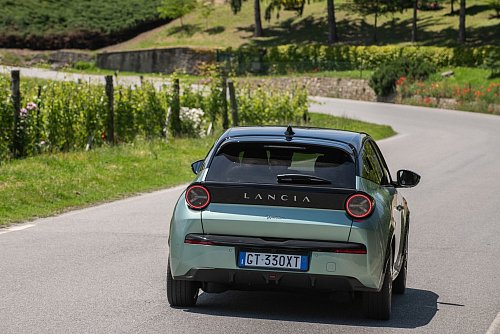 Hm, erinnert uns an? Genau! Die runden Rückleuchten lassen den Betrachter an das Heck der Ikone Lancia Stratos denken. - © Lancia/dpa-tmn