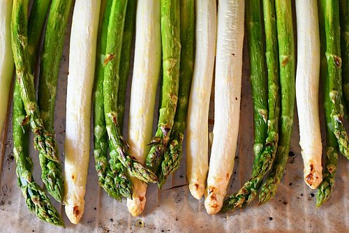 Die Marinade aus Rapsöl, Holunderblütensirup, Pfeffer und Salz macht den Grillspargel besonders aromatisch. - © GMH/VSSE/dpa-tmn