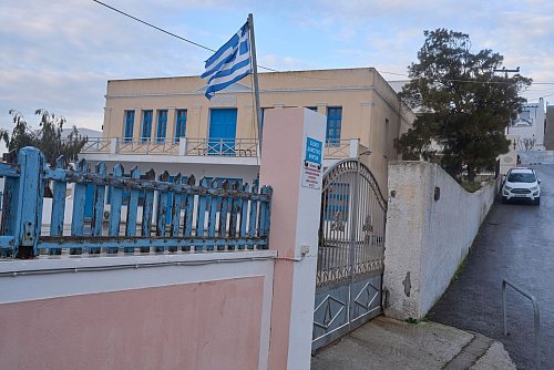 Die Schulen auf den Inseln Santorini, Ios, Amorgos und Anafi bleiben bis auf weiteres geschlossen. - © Petros Giannakouris/AP/dpa