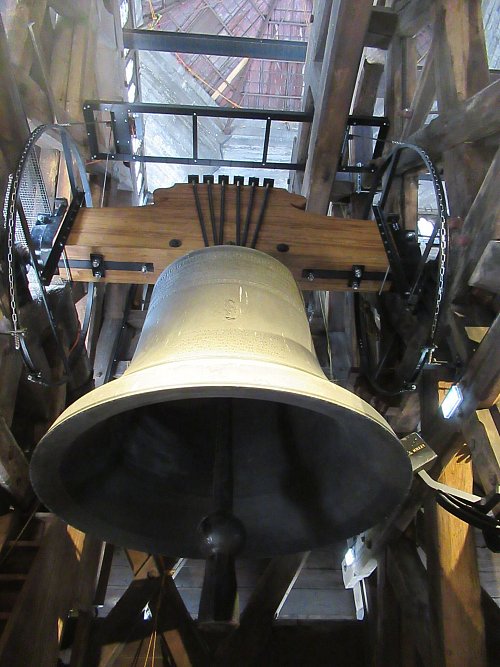 «Emmanuel», die größte Glocke der Kathedrale, hängt an neuen Trägerbalken. - © Sabine Glaubitz/dpa