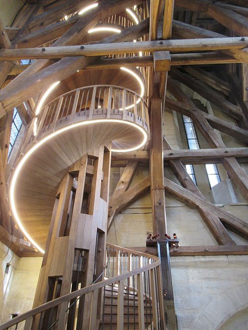Die Wendeltreppe aus massiver Eiche ist 21 Meter hoch und 20 Tonnen schwer und gilt als ein Meisterwerk der Zimmermannskunst. - © Sabine Glaubitz/dpa