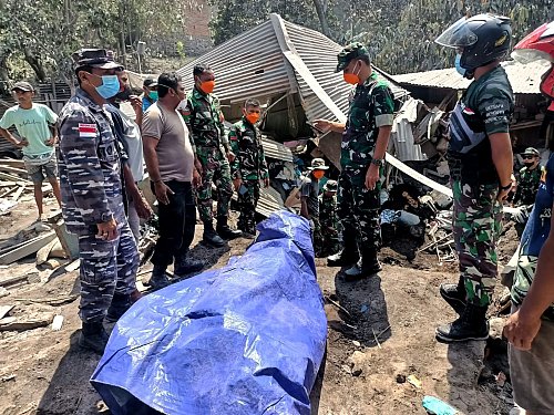 Die Opfer waren von ihren brennenden Häusern begraben worden. - © Puspen TNI/XinHua/dpa