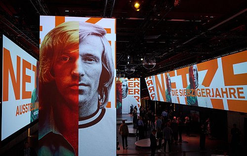 Eine Sonderstellung im Deutschen Fußballmuseum widmet sich Günter Netzer und den Siebzigerjahren. - © Bernd Thissen/dpa