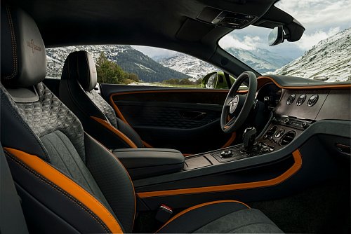 Leder, Luxus und im Blick das Lenkrad: So präsentiert sich das Cockpit des Bentley Continental GT. - © Bentley/dpa-tmn