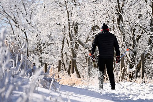Im verschneiten Fichtelberge sind bereits Wintersportler unterwegs. - © Jennifer Brückner/dpa