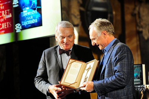 US-Erfolgsautor Dan Brown (r) nimmt symbolisch den Schlüssel zur tschechischen Hauptstadt Prag in Empfang. - © Michael Heitmann/dpa