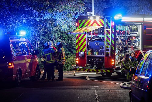 Die Feuerwehr war mit mehr als 100 Einsatzkräften vor Ort. - © Christoph Reichwein/dpa