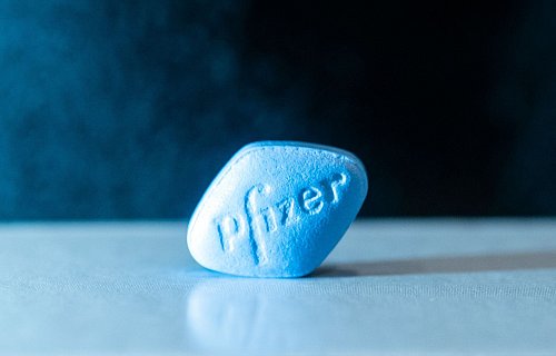 Die blaue Pille: Viagra gilt als bekanntestes Potenzmittel. 1998 kam das Medikament auf den deutschen Markt. - © Christophe Gateau/dpa/dpa-tmn