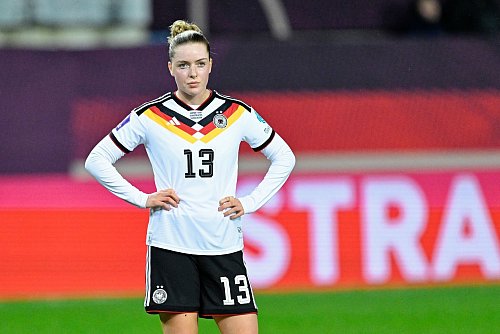 Enttäuscht über die torlose Partie: Alara Sehitler und die DFB-Frauen. - © Uwe Anspach/dpa