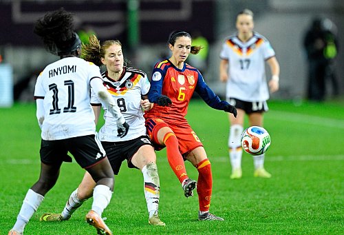 Entzaubert: Spaniens Weltfußballerin Aitana Bonmatí (in Rot). - © Uwe Anspach/dpa