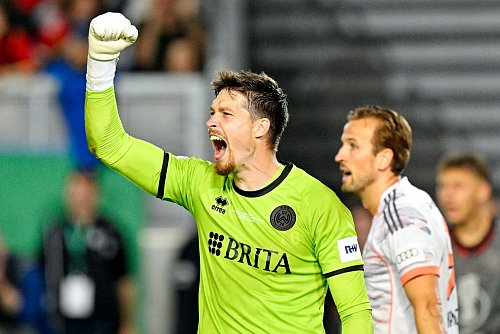 Wehen Wiesbadens Torwart Florian Stritzel blieb im Elfmeterduell mit Harry Kane Sieger. - © Uwe Anspach/dpa
