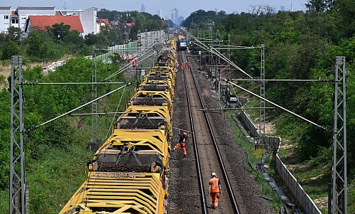 Bei der Sanierung der Riedbahn kamen schwere Spezialmaschinen zum Einsatz, wie die RPM-RS-900, genannt: «Katharina die Große». (Archivbild) - © Arne Dedert/dpa