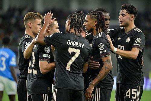 Legten insgesamt mehr Kilometer zurück als der FC Pafos: die Profis des FC Bayern München - © Peter Kneffel/dpa