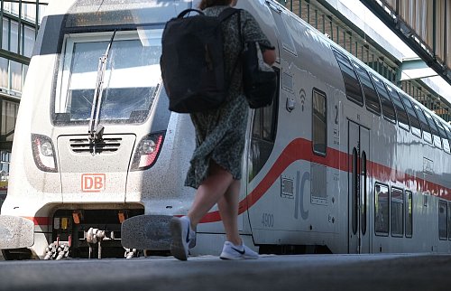 Die Pünktlichkeit im Fernverkehr hat sich in den ersten sechs Monaten kaum verbessert, auch bei der Auslastung von ICE- und IC-Zügen hinkt die Bahn ihren Zielen hinterher. (Archivbild) - © Bernd Weißbrod/dpa