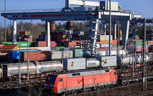 Der Güterverkehr ist eines der größten Sorgenkinder innerhalb des Konzerns. (Archivbild) - © Hendrik Schmidt/dpa