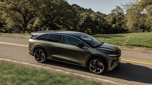 Der Lucid Gravity kommt trotz seiner Länge auch flott durch enge Landstraßenkurven. - © Lucid/dpa-tmn