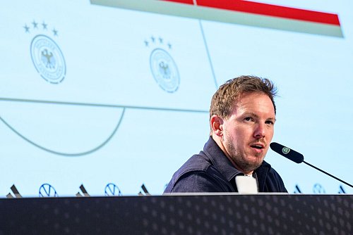 Julian Nagelsmann schaut nicht auf die Tabelle in der Qualifikationsgruppe. - © Tom Weller/dpa
