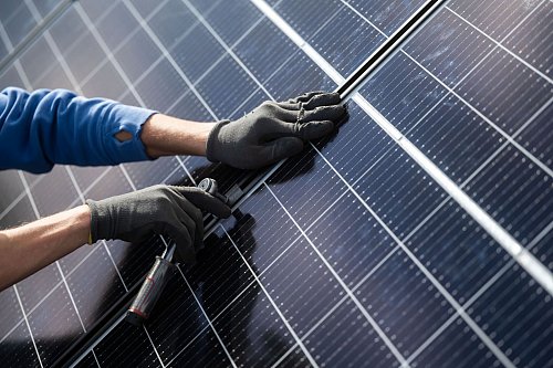 Kann man oft auch auf Garagen mit Flachdach anbringen: Solarmodule. - © Marijan Murat/dpa/dpa-tmn