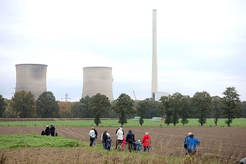 Schaulustige sahen aus sicherer Entfernung zu. - © Christoph Reichwein/dpa