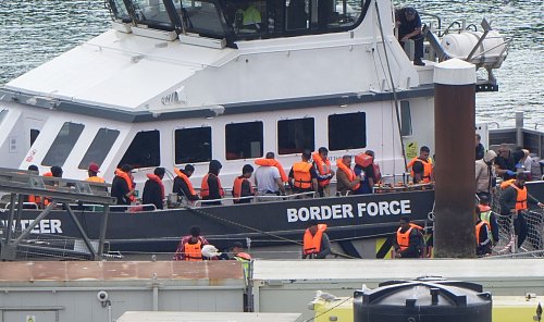 Die Bekämpfung der Migration über den Ärmelkanal ist in Großbritannien seit Jahren ein viel diskutiertes Thema. (Archivbild) - © Gareth Fuller/PA Wire/dpa