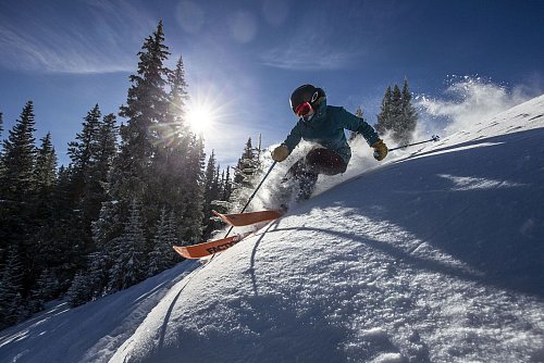 Aspen punktet wegen der größeren Entfernung zu Denver mit weniger befahrenen Pisten und steileren Hängen. - © Matt Power/Aspen Snowmass/dpa-tmn