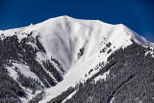 Mit einem Gefälle von 48 Grad gilt die «Highlands Bowl» im Skigebiet Aspen als ultimative Herausforderung. - © Matt Power/Aspen Snowmass/dpa-tmn