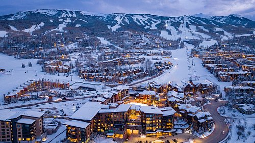 Vor allem rund um Weihnachten und Silvester verwandelt sich Aspen in eine weiße Bühne der Eitelkeiten. - © Olivia Klein/Aspen Snowmass/dpa-tmn