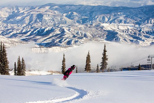 Aspen kam in den vergangenen zehn Jahren durchschnittlich auf rund 7,5 Meter Schnee pro Saison. Das ist mehr als doppelt so viel wie am Arlberg, der in den Alpen als schneereich bekannt ist. - © Olivia Klein/Aspen Snowmass/dpa-tmn