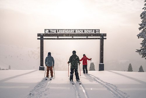 Mit einer befahrbaren Fläche von 21,4 Quadratkilometern ist der Vail Mountain eines der größten und besten Skigebiete der Welt - auch wegen der Tiefschneehänge der Täler «Back Bowls». - © Eric Dunn/Vail Ski Resort/dpa-tmn