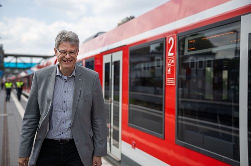 Kann mit dem Bahnverkehr in Deutschland nicht zufrieden sein: Bundesverkehrsminister Patrick Schnieder (CDU). (Archivbild) - © Harald Tittel/dpa