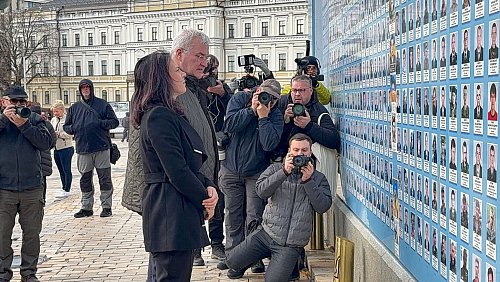In Kiew besuchte Baerbock auch die Mauer des Gedenkens für die im Verteidigungskampf gefallenen ukrainischen Soldaten. - © Jörg Blank/dpa
