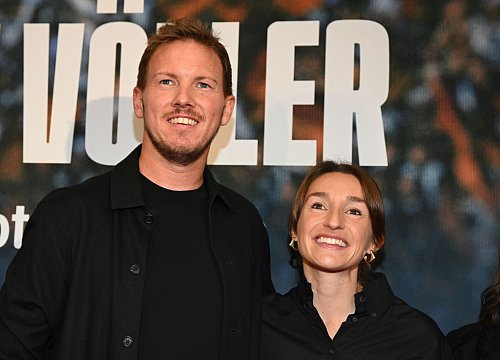 Nagelsmann mit seiner Partnerin Lena Wurzenberger. - © Arne Dedert/dpa