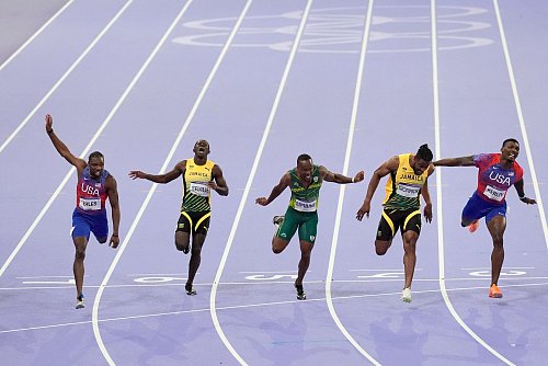 Der knappe Zieleinlauf im 100-Meter-Finale bei Olympia. - © Martin Meissner/AP