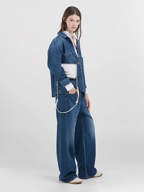 Die Jeansjacke ist einer unserer Lieblingsbegleiter in der Übergangssaison. In diesem Jahr besonders beliebt im Oversized-Look, wie bei Replay zu sehen (Jeansjacke ca. 89 Euro, Jeanshose ca. 159 Euro, Tasche ca. 89 Euro). - © Replay/dpa-tmn