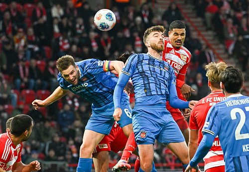 Kampf prägte die Partie. Heidenheims Marvin Pieringer (l) und Niklas Dorsch stoppen Unions Danilho Doekhi. - © Soeren Stache/dpa