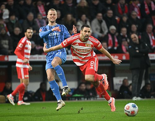 Der Unioner Rani Khedira (r.) im Zweikampf mit Adrian Beck. - © Soeren Stache/dpa