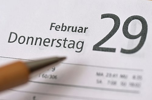 Geburtstage sind im Jahresverlauf keineswegs gleich häufig verteilt, wie ein neuer Kalender des Statistischen Landesamts zeigt. (Symbolbild) - © Bernd Weißbrod/dpa