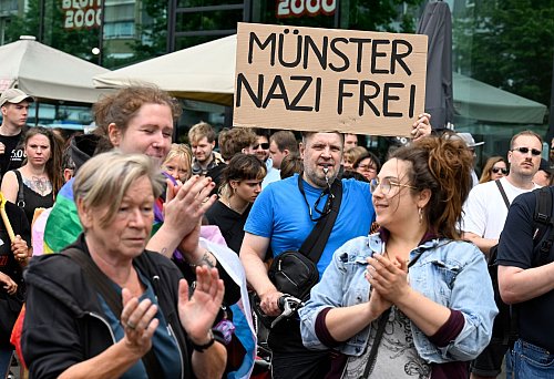 Gegendemonstranten protestierten in Münster gegen den rechten Aufmarsch in ihrer Stadt. - © Roberto Pfeil/dpa