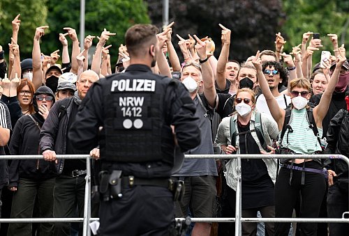Gegendemonstranten protestierten gestenreich gegen den rechten Aufmarsch in Münster. - © Roberto Pfeil/dpa