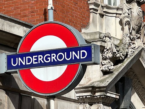 An drei Stationen der «Tube» sind die Ansagen zu hören. (Archivbild) - © Benedikt von Imhoff/dpa