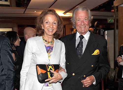 Meggles Ehefrau Marina (l) soll das Erbe ihres Mannes nun weiterführen. (Archivbild) - © Ursula Düren/dpa