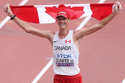 Evan Dunfee aus Kanada hat das erste Gold bei der Leichtathletik-WM in Japan geholt. - © Oliver Weiken/dpa