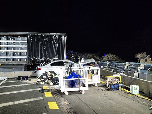 Die A1 ist noch komplett gesperrt. - © Sascha Thelen/dpa