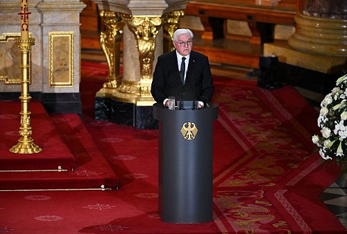 Bundespräsident Steinmeier würdigt seinen gestorbenen Vorgänger Köhler als «unermüdlichen Diener unseres Gemeinwesens». - © Annegret Hilse/Reuters/Pool/dpa