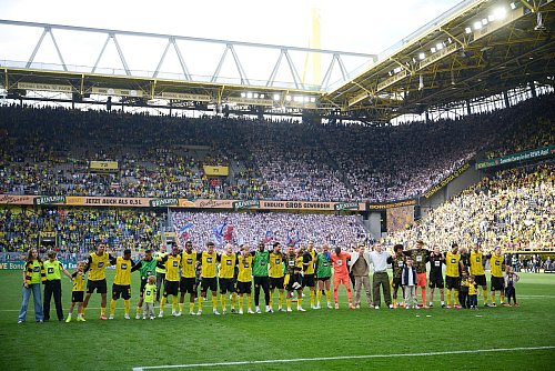 Die Mannschaft konnte die Qualifikation für die Königsklasse mit ihren Fans feiern. - © Bernd Thissen/dpa