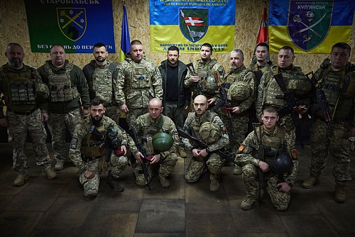 Der ukrainische Präsident Wolodymyr Selenskyj beim Besuch von Einheiten in der Frontstadt Kupjansk. (Archivbild vom 18.11.) - © Uncredited/Ukrainian Presidential Press Office/AP