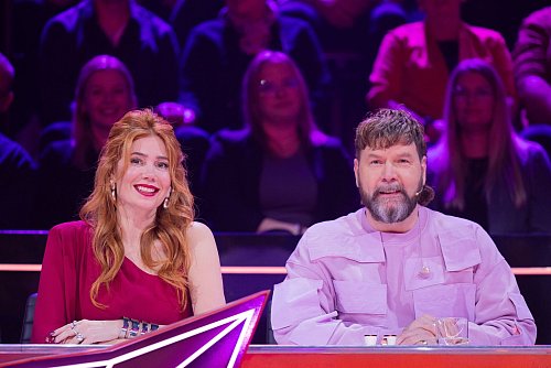 Sie rätselten wieder über die Identität der «Masked Singer»: Rea Garvey und Palina Rojinski. (Archivbild) - © Rolf Vennenbernd/dpa