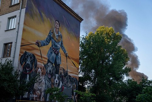 Mehr als ein Dutzend Menschen sterben. - © Alex Babenko/AP/dpa