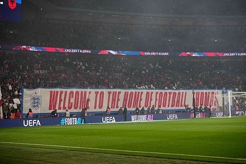 Die England-Fans begrüßen ihren neuen Trainer mit einem Transparent. - © Alastair Grant/AP/dpa