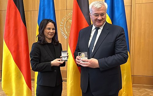 Der ukrainische Außenminister Sybiha hat seiner Kollegen eine Verdienstmedaille überreicht. - © Jörg Blank/dpa